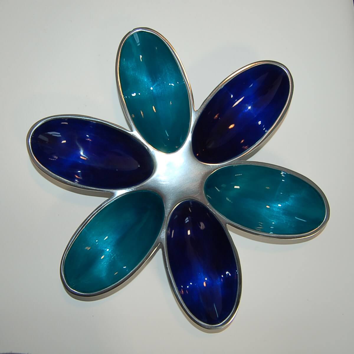 Deko Schale mit Blütenform in Aluminium Blau Türkis