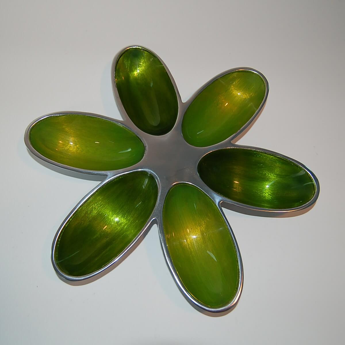 Deko Schale mit Blütenform in Aluminium Grün und Dunkelgrün