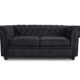 Sofa Chesterfield Asti 2-Sitzer, Couchgarnitur 2-er, Sofagarnitur, Couch mit Holzfüße, Polstersofa - Glamour Design (Schwarz (Capri 19))